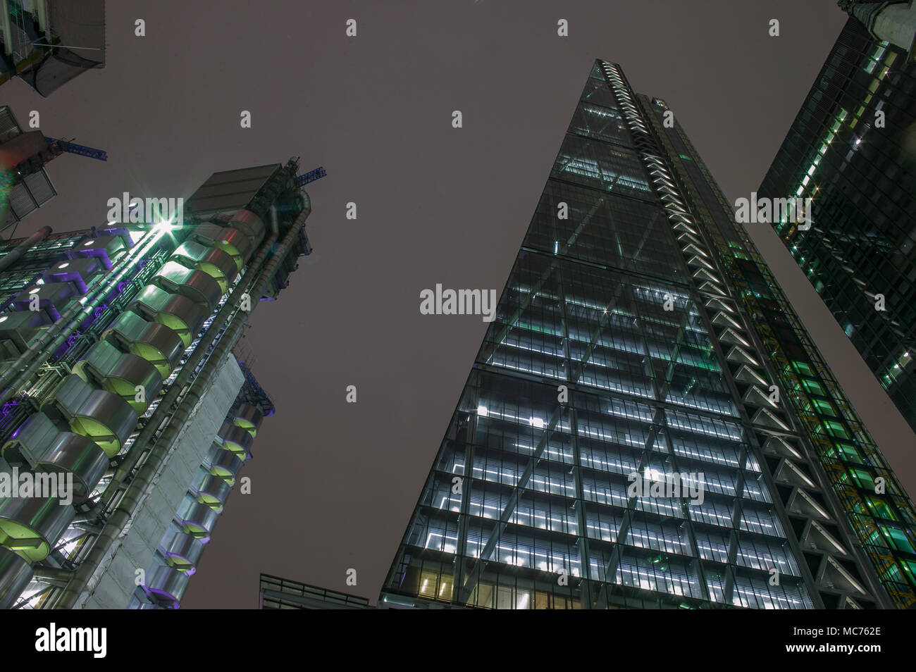 La Lloyds Building dans la ville de Londres la nuit Banque D'Images