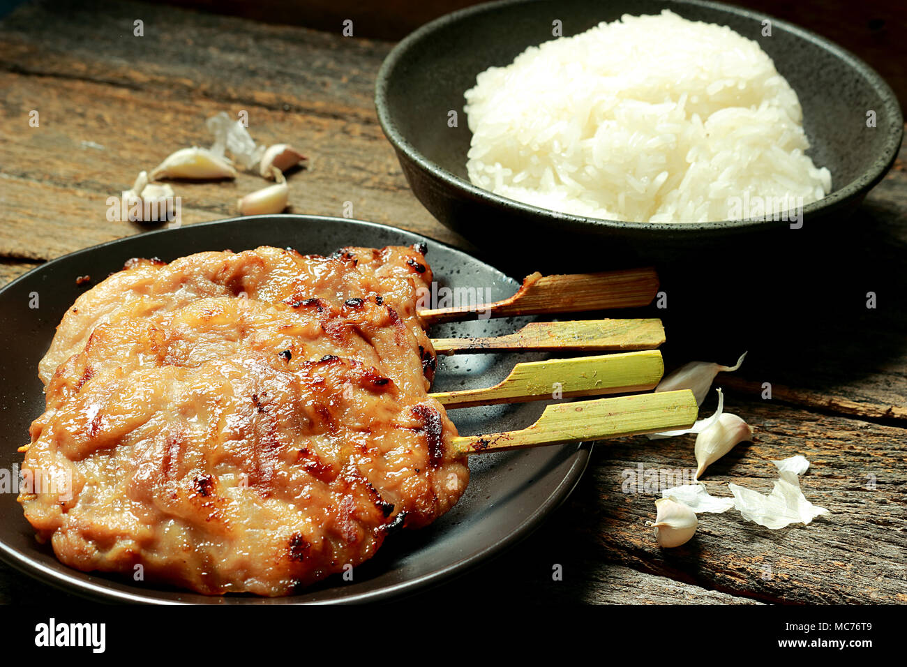 Dans cette photo, il y a de riz collant, le porc grillé. L'ail est un composant. Banque D'Images