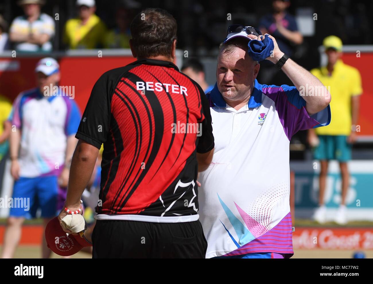 Le Queensland, Australie. 13 avr, 2018. Darren Burnett (SCO) félicite Ryan Bester (CAN) sur sa victoire. Mens des célibataires demi-finale. Boules sur pelouse. XXI Jeux du Commonwealth. Centre des bols de Broadbeach. Côte d'or 2018. Le Queensland. L'Australie. 13/04/2018. Credit : Sport en images/Alamy Live News Banque D'Images