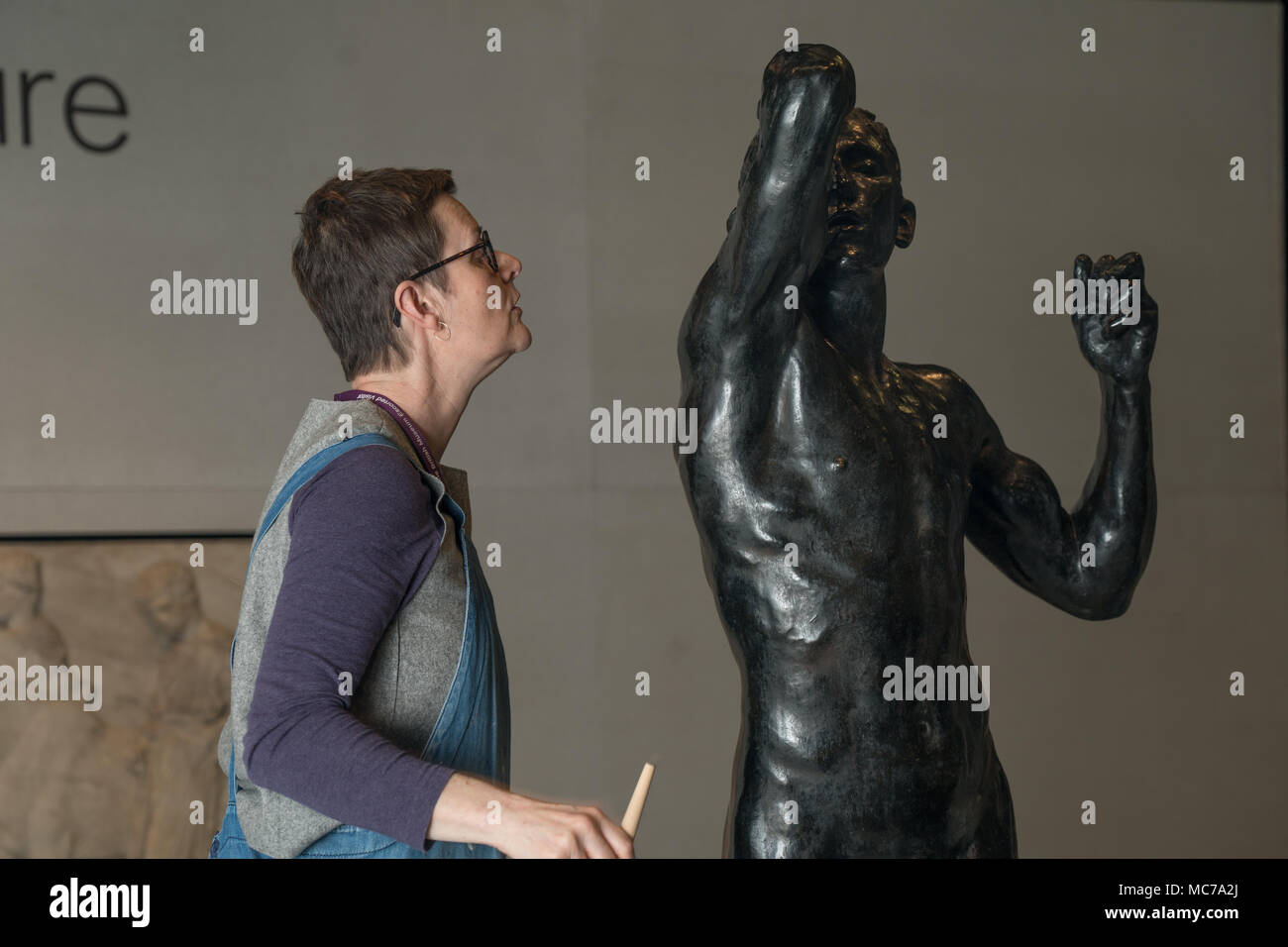 Londres, Royaume-Uni. 13 avr, 2018. Un conservateur de musée britannique prépare la sculpture de l'Âge de Bronze (1877) en août Rodin (1840-1917) avant l'ouverture de la nouvelle exposition du Musée Rodin "et l'art de la Grèce antique' le 26 avril à Londres. Date de la photo : Vendredi, Avril 13, 2018. Photo : Roger Garfield/Alamy Live News Banque D'Images