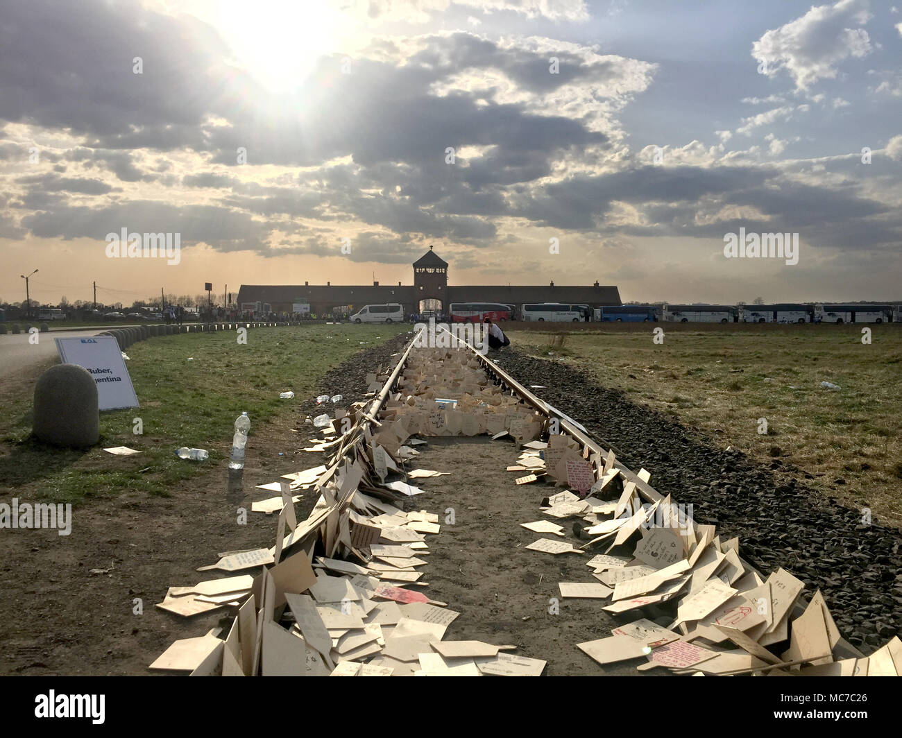 12 avril 2018, la Pologne, l'Auschwitz : Les cartes sont dispersés le long de la voie ferrée menant à l'ancien camp de concentration de Birkenau. Les participants de la 'Marche de la vie" ont écrit les noms de leur relative sur la carte pour qui ils ont été takeing part au mois de mars. Environ 12 000 jeunes Juifs du monde entier ont commémoré les victimes de l'Holocauste. Ensemble, ils ont marché avec les survivants sur les trois kilomètres de chemin d'Auschwitz à Birkenau, ce qui était le plus grand camp d'extermination allemand durant la période nazie. Photo : Natalie Skrzypczak/dpa Banque D'Images