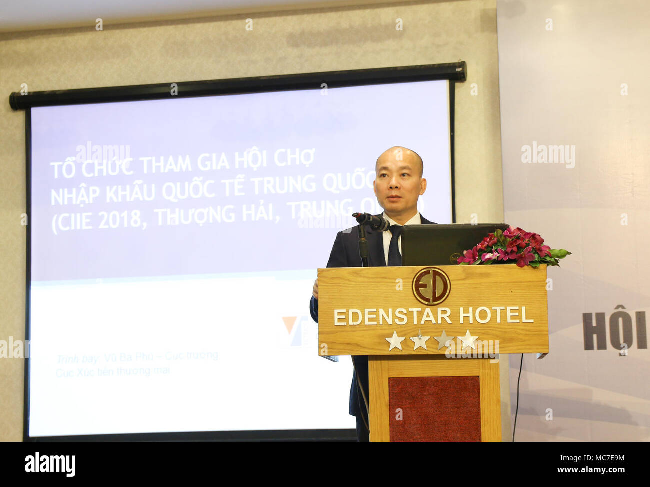 (180413) -- HO CHI MINH ville, le 13 avril 2018 (Xinhua) -- Vu Ba Phu, Directeur de l'Agence de Promotion du Commerce du Vietnam sous le ministère de l'Industrie et du Commerce, prononce un discours lors de l'introduction de la conférence internationale de l'exposition de la Chine à l'importation (CIEE) à Ho Chi Minh City, Vietnam, le 13 avril, 2018. Ciee, le premier du genre et prévue pour novembre, aidera à renforcer les échanges entre la Chine et le Vietnam, conseiller commercial de l'ambassade de Chine au Vietnam Hu Suojin a dit ici le vendredi. (Xinhua/Hoang Thi Huong) Banque D'Images