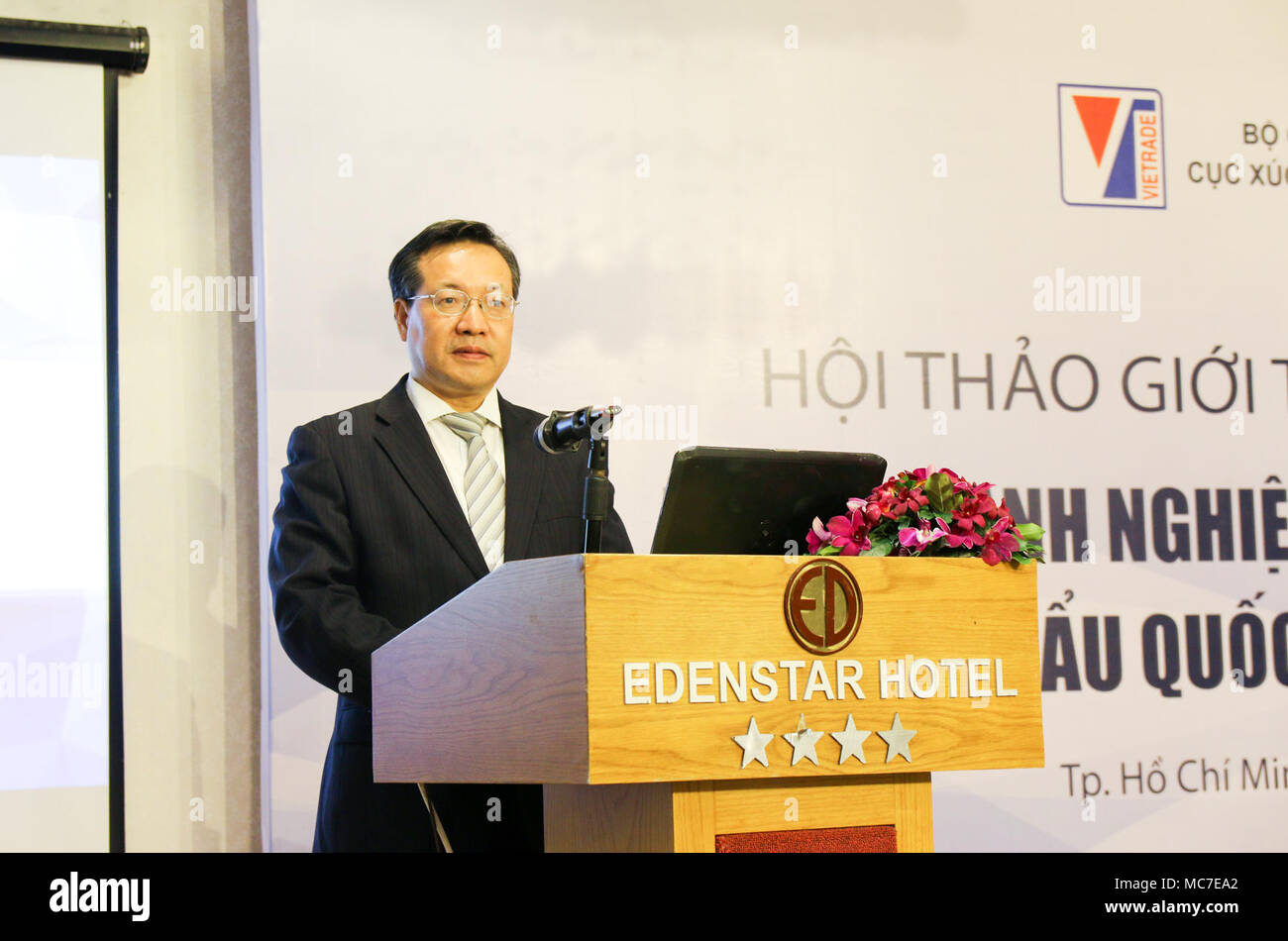 (180413) -- HO CHI MINH ville, le 13 avril 2018 (Xinhua) -- Le conseiller commercial de l'ambassade de Chine au Vietnam Hu Suojin parle lors de l'introduction de la conférence internationale de l'exposition de la Chine à l'importation (CIEE) à Ho Chi Minh City, Vietnam, le 13 avril, 2018. Ciee, le premier du genre et prévue pour novembre, aidera à renforcer les échanges entre la Chine et le Vietnam, Hu Suojin a dit ici le vendredi. (Xinhua/Hoang Thi Huong) Banque D'Images