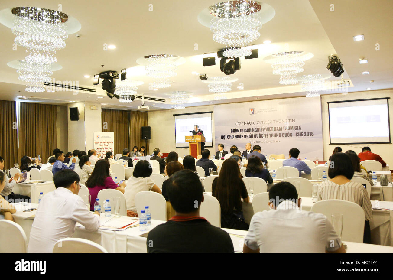 (180413) -- HO CHI MINH ville, le 13 avril 2018 (Xinhua) -- Photo prise le 13 avril 2018 montre l'introduction de la conférence internationale de l'exposition de la Chine à l'importation (CIEE) a tenu à Ho Chi Minh City, Vietnam. Ciee, le premier du genre et prévue pour novembre, aidera à renforcer les échanges entre la Chine et le Vietnam, conseiller commercial de l'ambassade de Chine au Vietnam Hu Suojin a dit ici le vendredi. (Xinhua/Hoang Thi Huong) Banque D'Images