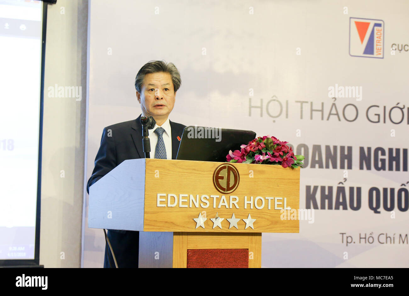 (180413) -- HO CHI MINH ville, le 13 avril 2018 (Xinhua) -- Le consul général du Canada à Ho Chi Minh Ville Chen Dehai prononce un discours lors de l'introduction de la conférence internationale de l'exposition de la Chine à l'importation (CIEE) à Ho Chi Minh City, Vietnam, le 13 avril, 2018. Ciee, le premier du genre et prévue pour novembre, aidera à renforcer les échanges entre la Chine et le Vietnam, conseiller commercial de l'ambassade de Chine au Vietnam Hu Suojin a dit ici le vendredi. (Xinhua/Hoang Thi Huong) Banque D'Images