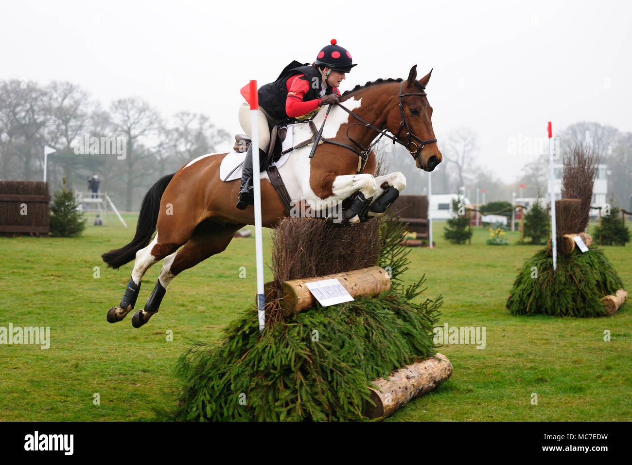 Gratham, UK, le 13 avril 2018. Lauren Allin (GB) équitation l'AVIATEUR III au cours de la 2018 Belton International Horse Trials, Belton House, Grantham, Royaume-Uni. Jonathan Clarke/Alamy Live News Banque D'Images