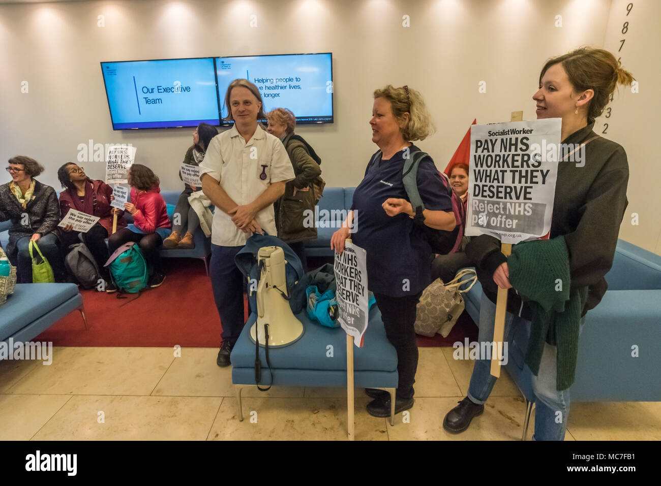 Londres, Royaume-Uni. 13 avril 2018. Un groupe d'hôpitaux de l'ensemble du personnel du NHS Londres stade brièvement une occupation symbolique de l'entrée du ministère de la Santé à Victoria St de montrer leur opposition au projet d'accord salarial pour l'ensemble du personnel du NHS à l'exception des médecins, dentistes et de très hauts responsables. Fuite d'informations sur l'affaire a provoqué une indignation, montrant que pour la majorité du personnel, cela signifie une augmentation de l'inflation prévue au cours de la période de trois ans et une réduction de jours fériés payés. Crédit : Peter Marshall/Alamy Live News Banque D'Images