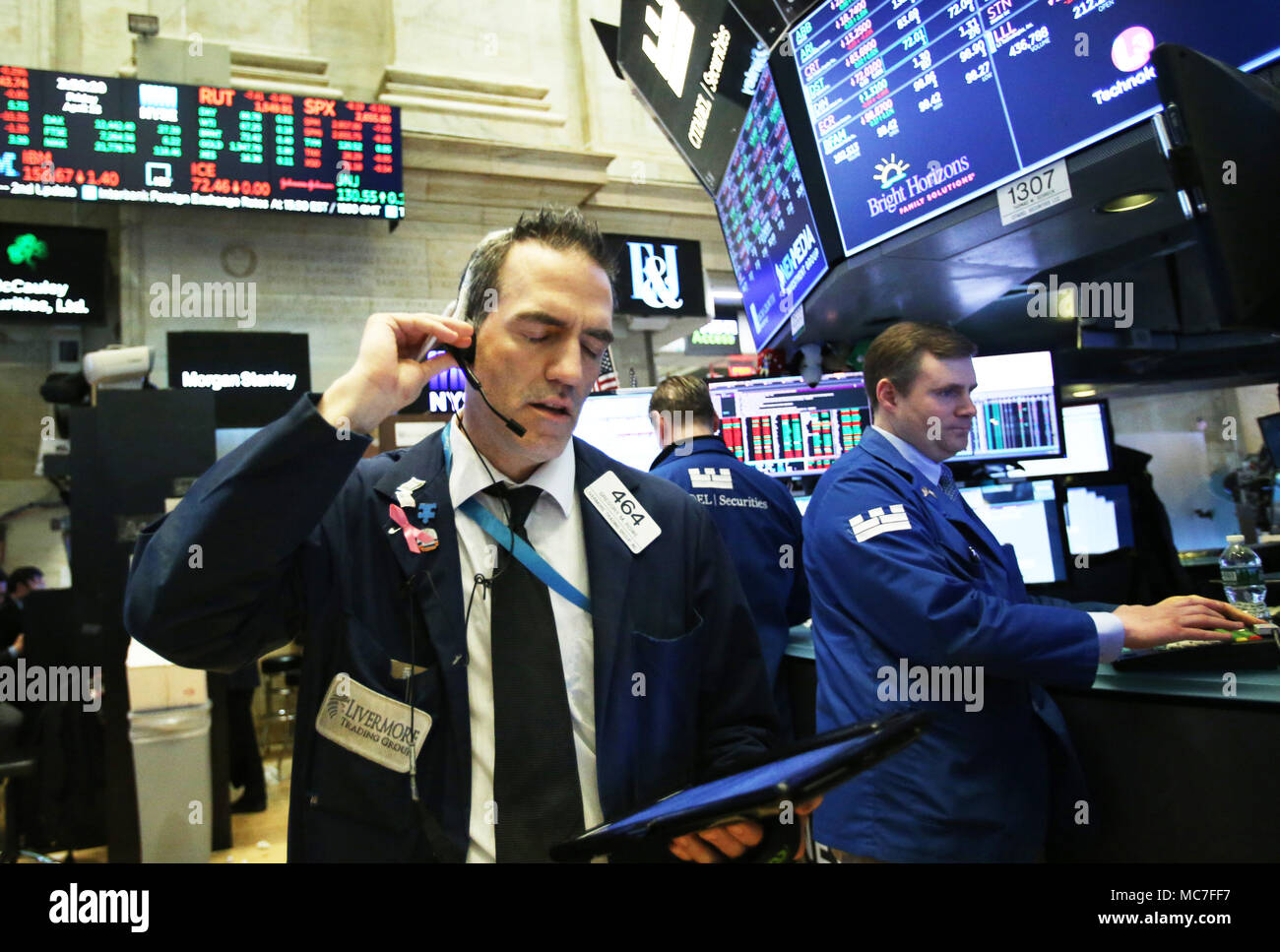 New York, USA. 13 avr, 2018. Traders travailler à la Bourse de New York à New York, États-Unis, le 13 avril 2018. Stocks américains inférieur fermé le vendredi, les investisseurs digéré les derniers rapports des gains et les données économiques. L'indice Dow Jones a perdu 122,91 points, ou 0,50  %, à 24 360,14. Le S&P 500 7,69 effacées points, ou 0,29  %, à 2 656,30. L'indice composé Nasdaq a reculé de 33,60 points, ou 0,47  %, à 7 106,65. Credit : Qin Lang/Xinhua/Alamy Live News Banque D'Images