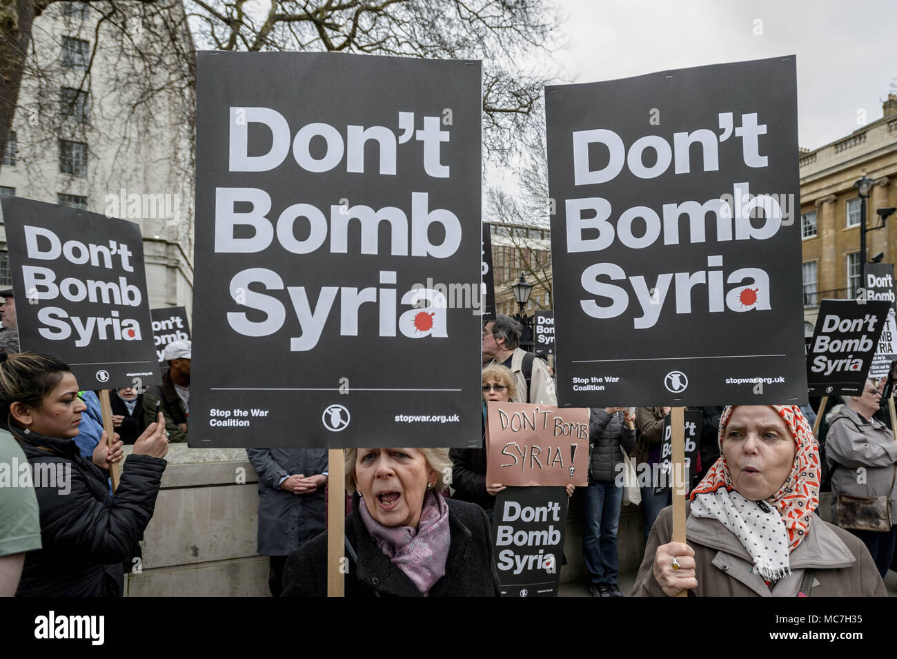 Londres, Royaume-Uni. 13 avril 2018. Démonstration par des manifestants anti-guerre organisée par Coalition contre la guerre ont organisé en face de Downing Street a proposé des frappes aériennes contre la Syrie. Crédit : Guy Josse/Alamy Live News Banque D'Images