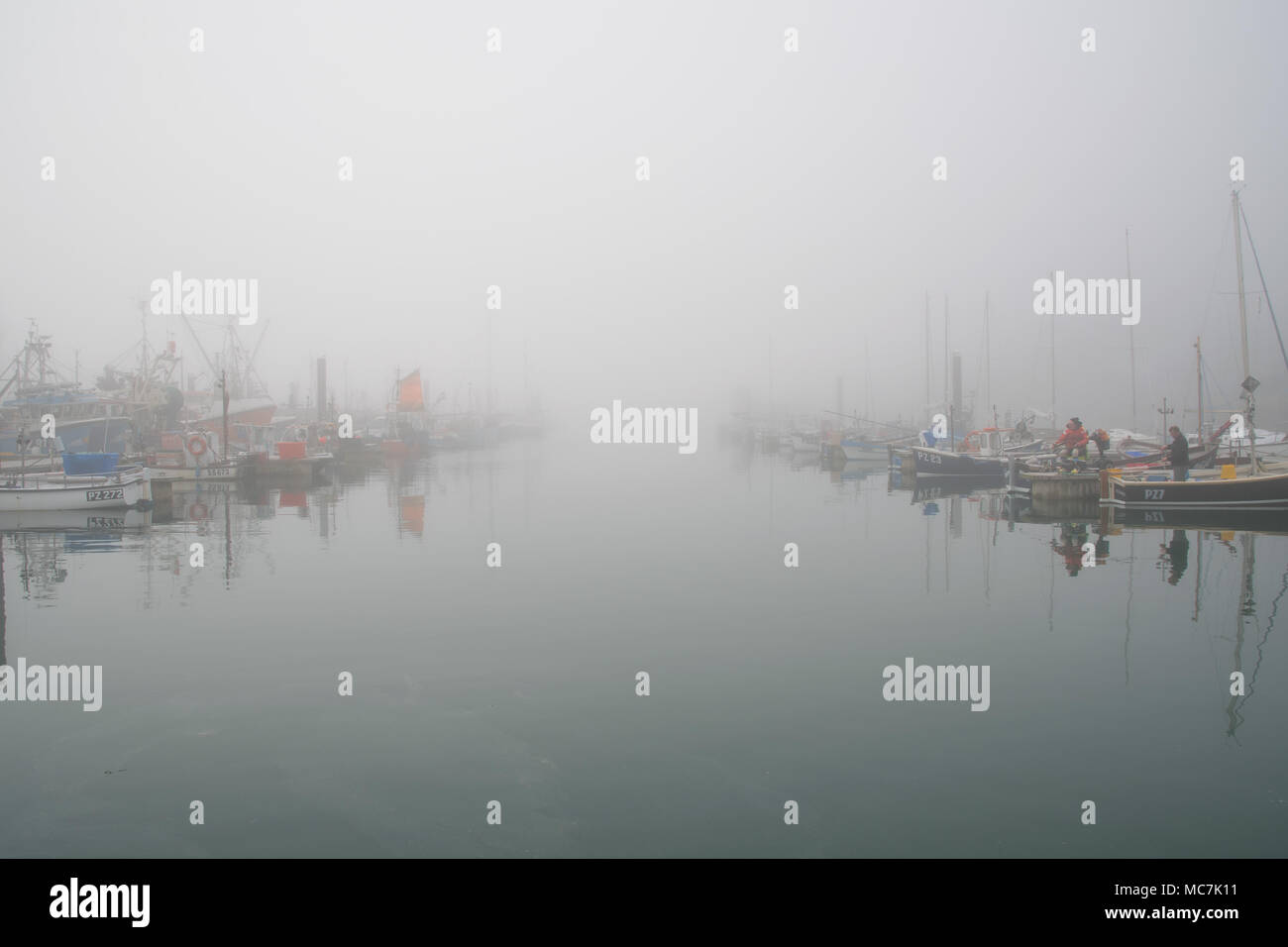 Newlyn, Cornwall, UK. 14 avril 2018. Météo britannique. Visbility pauvres de la flotte de pêche à Newlyn ce matin, avec le soleil de la difficulté à percer la brume matinale. Banque D'Images