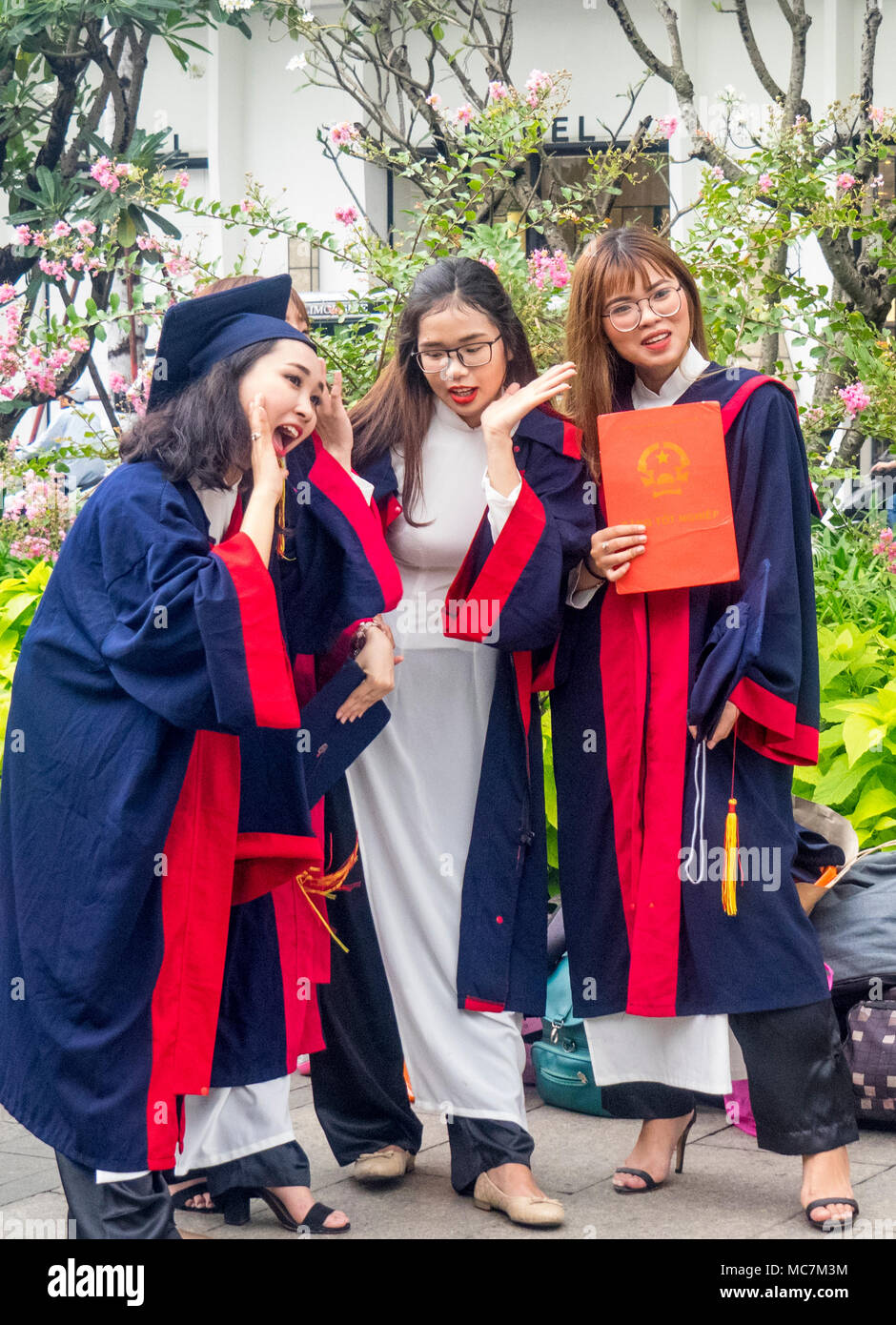 Les diplômées universitaires portant leurs robes académiques, sur Nguyen Hue, Ho Chi Minh City, Vietnam. Banque D'Images