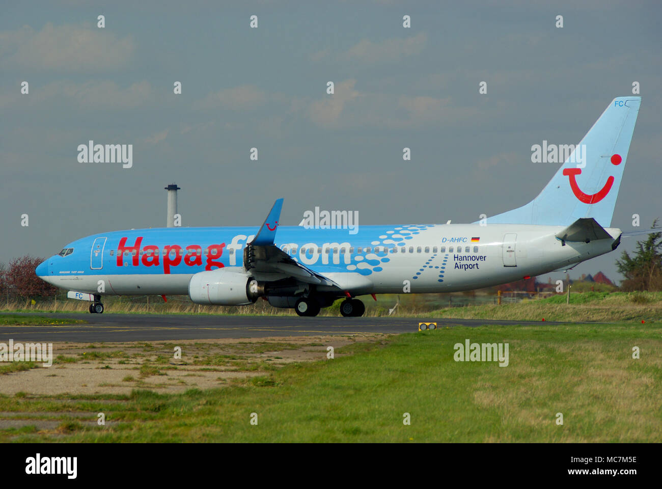 Hapagfly TUIfly Boeing 737 D-AHFC à l'aéroport de Hanovre à l'aéroport Southend de Londres, Essex, Royaume-Uni. Entrée sur la piste. Garniture d'air pour le décollage Banque D'Images