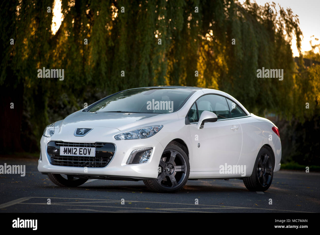 Peugeot 308cc Blanc Roland Garros voiture sport décapotable. Banque D'Images