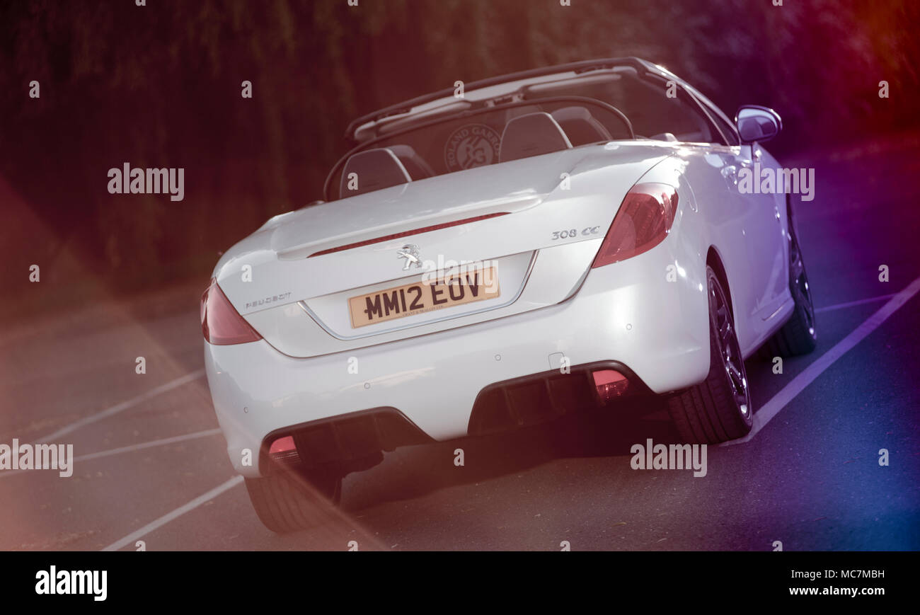 Vue arrière d'une Peugeot 308cc blanc Roland Garros voiture sport décapotable. Banque D'Images