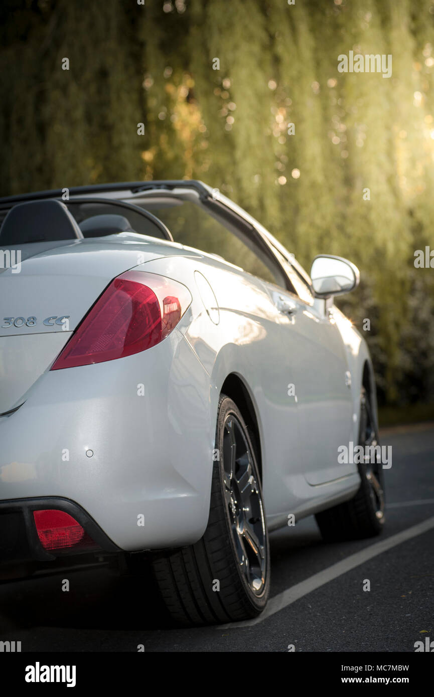 Vue arrière d'une Peugeot 308cc blanc Roland Garros voiture sport décapotable. Banque D'Images