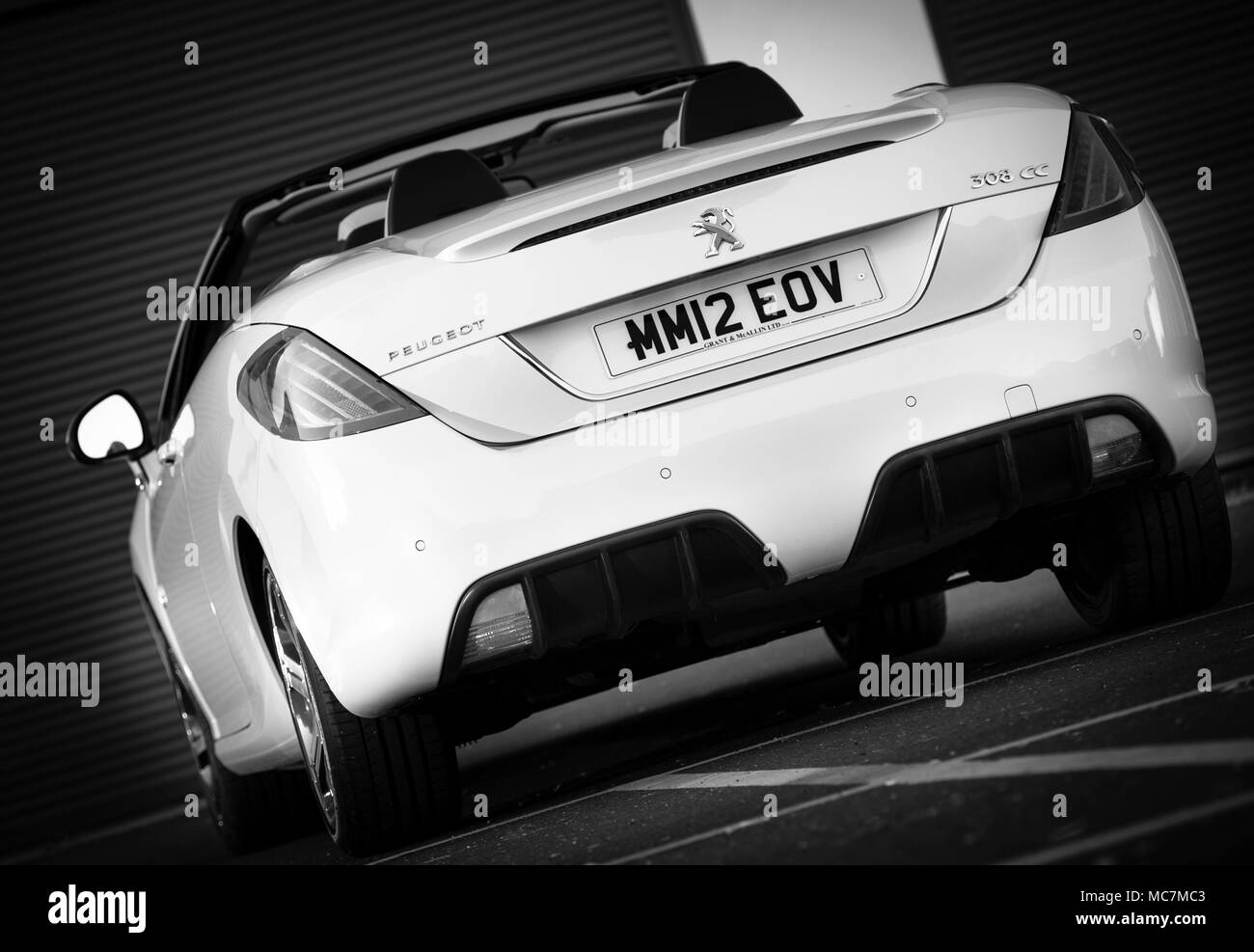 Vue arrière d'une Peugeot 308cc blanc Roland Garros voiture sport décapotable. Banque D'Images