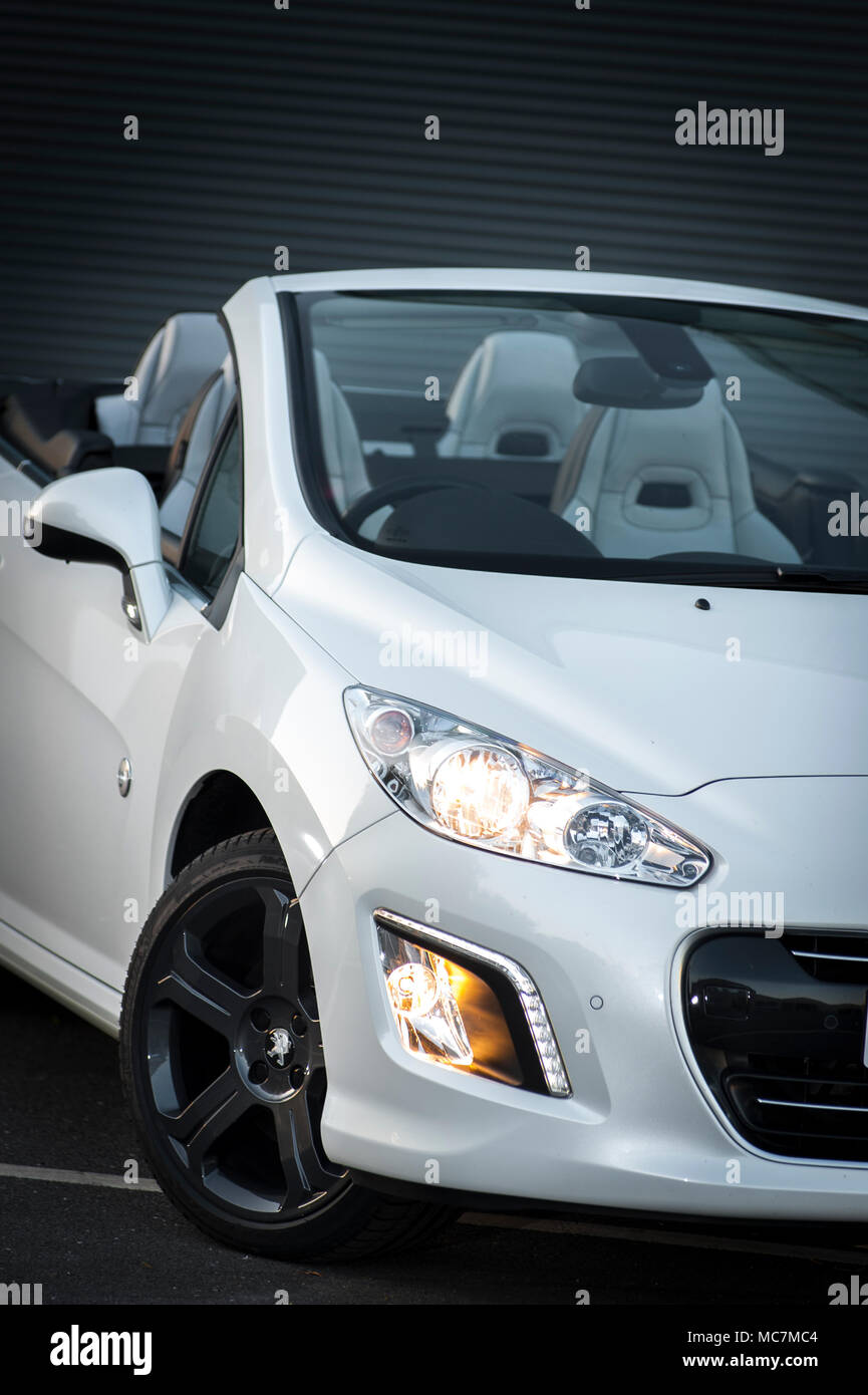 Peugeot 308cc Blanc Roland Garros voiture sport décapotable. Banque D'Images