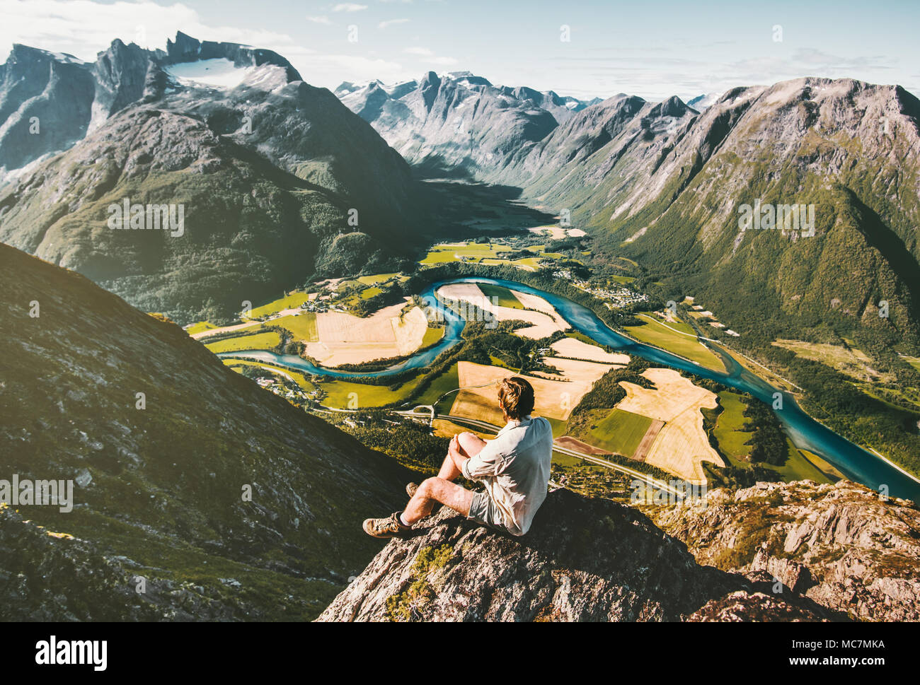 Meilleur homme détente sur falaise montagnes paysage de la vallée de l'antenne seul voyageant de vie aventure vacances actives en Norvège Banque D'Images