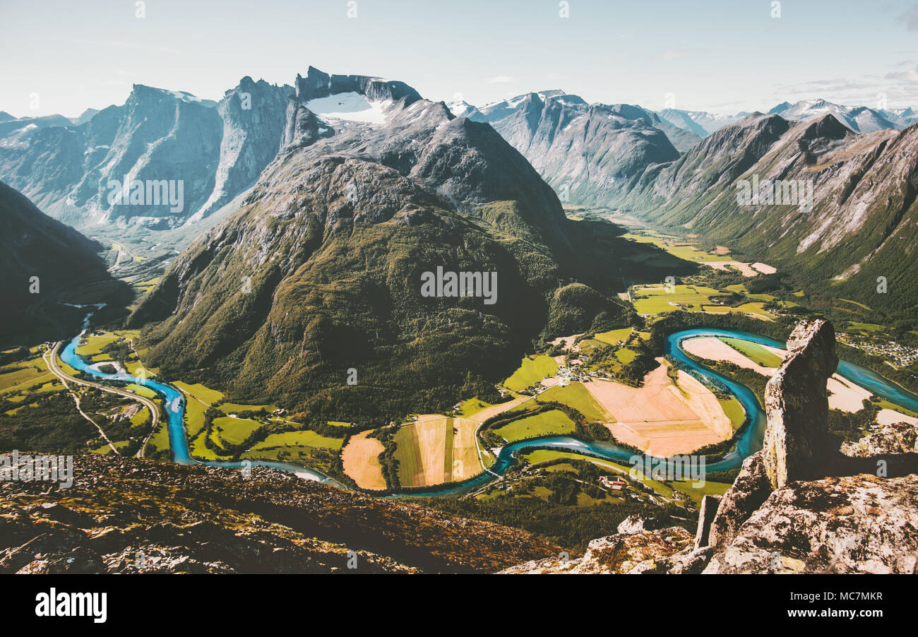 Paysage des montagnes de la vallée de la rivière et vue aérienne paysage voyage nature scandinave en Norvège Romsdalseggen ridge Banque D'Images