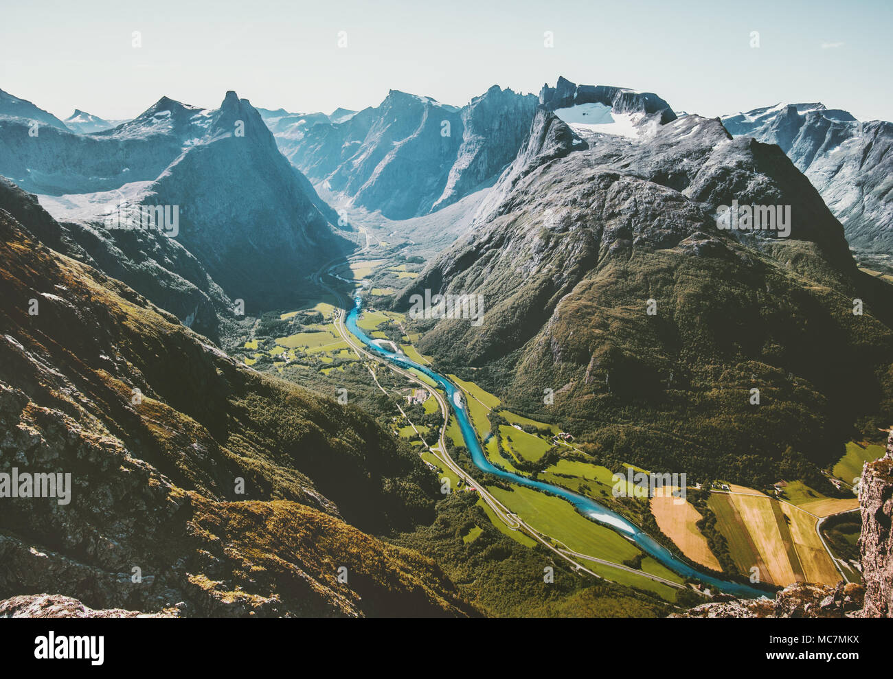 Montagnes paysage vue aérienne de la rivière et la vallée en Norvège paysage voyage nature scandinave Romsdalseggen ridge Banque D'Images