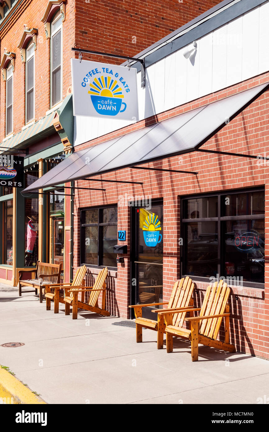 Chaises Adirondack Café à l'extérieur l'aube ; café ; Salida ; Colorado ; USA Banque D'Images