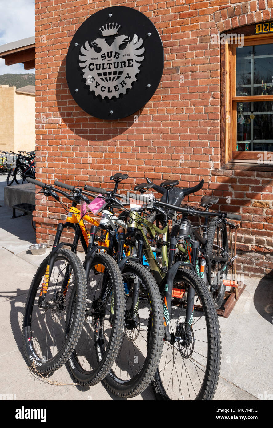 La culture sous Cyclery ; District historique national ; magasin de bicyclettes au centre-ville de Salida, Colorado, USA Banque D'Images