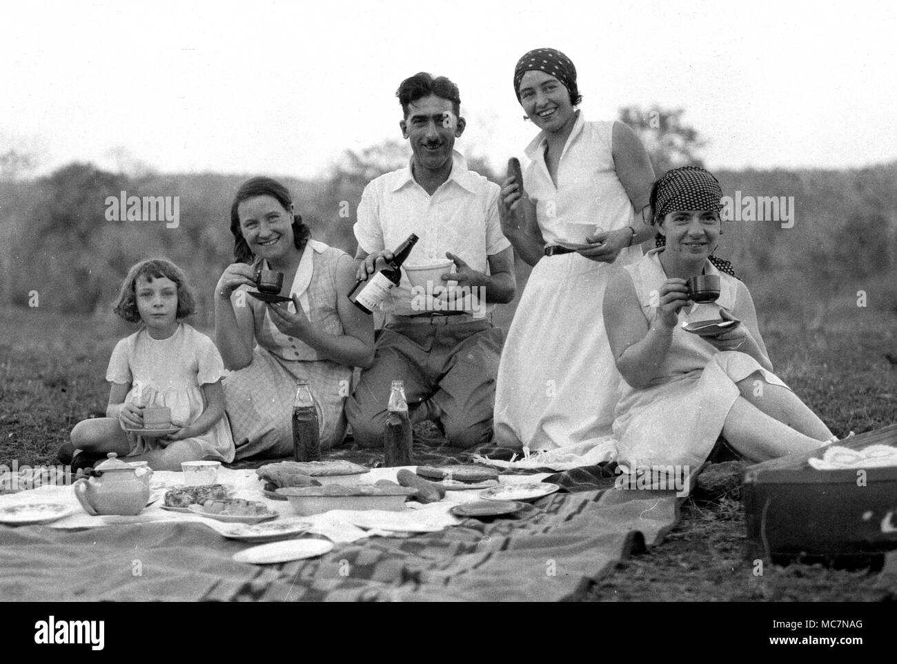 Nagpur, Inde, 1932 colonialistes britanniques partageant un pique-nique à la campagne pendant les jours de l'Empire britannique. Banque D'Images