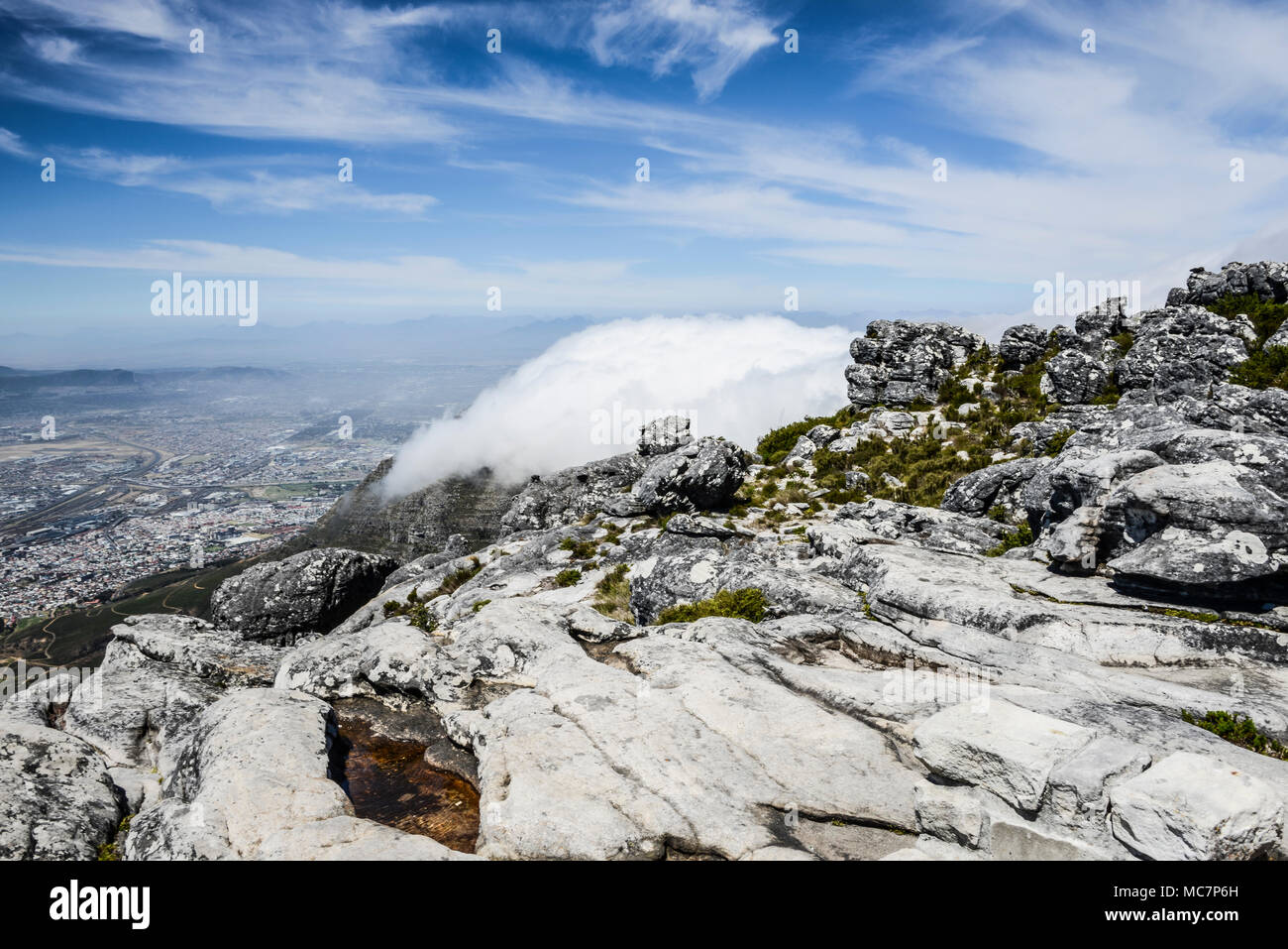 La banlieue de Cape Town en dessous de Devil's Peak couvert de nuages bas vu du haut de Table Mountain, Cape Town, Afrique du Sud Banque D'Images