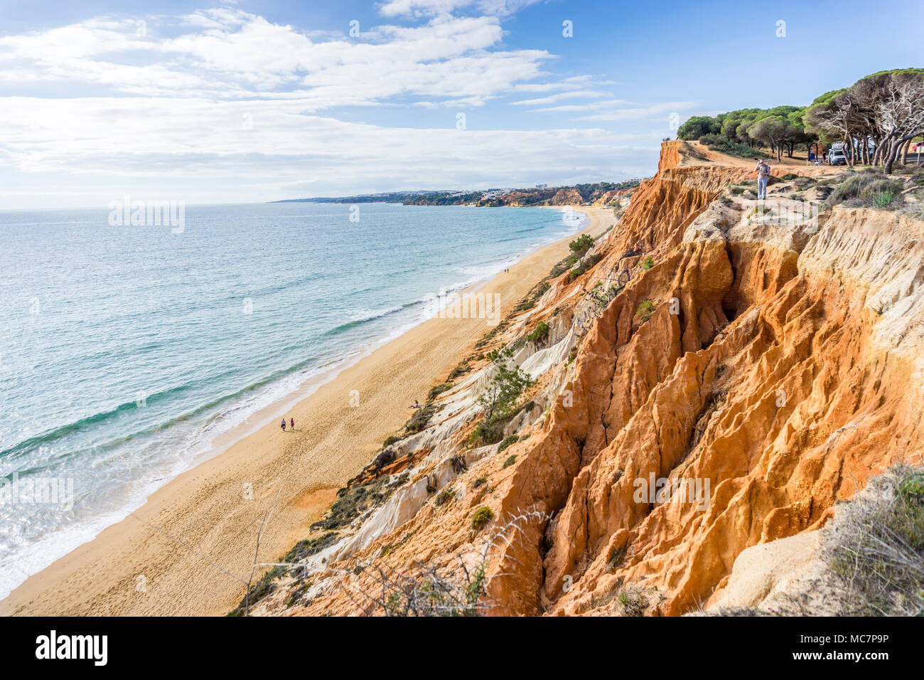 De hautes falaises Beutiful le long de la plage de Falesia et l'océan Atlantique à Albufeira, Algarve, Portugal Banque D'Images