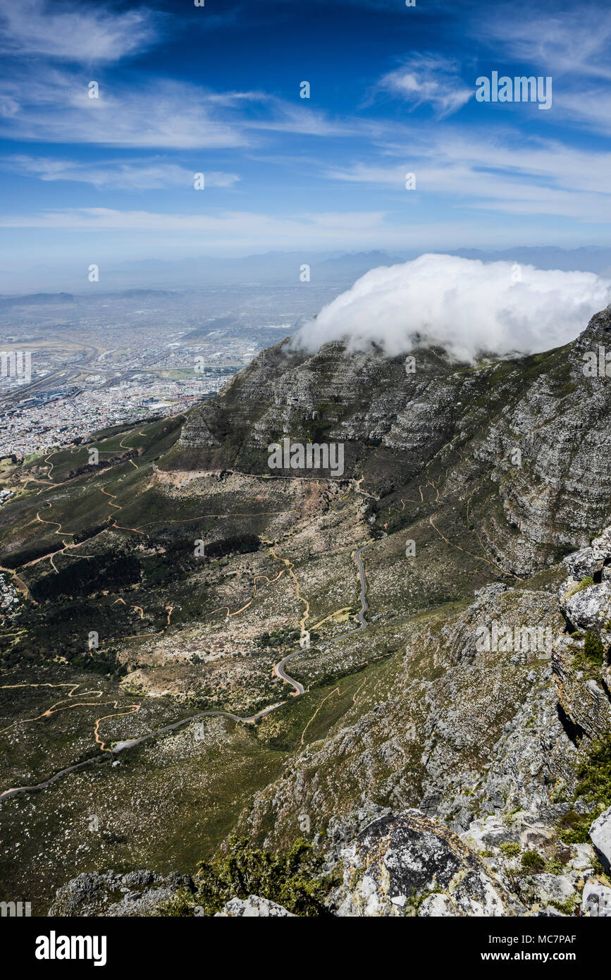 Assis sur le dessus des nuages de Devil's Peak vu de Table Mountain, Cape Town, Afrique du Sud Banque D'Images