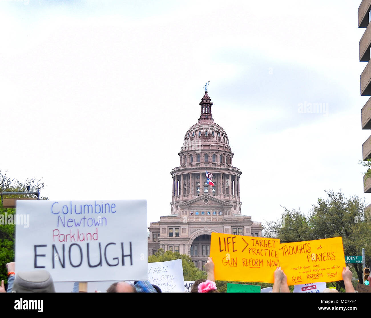 En mars manifestants Congress Avenue sur le chemin de la capitale de l'État du Texas à Austin, en soutien de la marche pour notre vie rally le 24 mars 2018 Banque D'Images