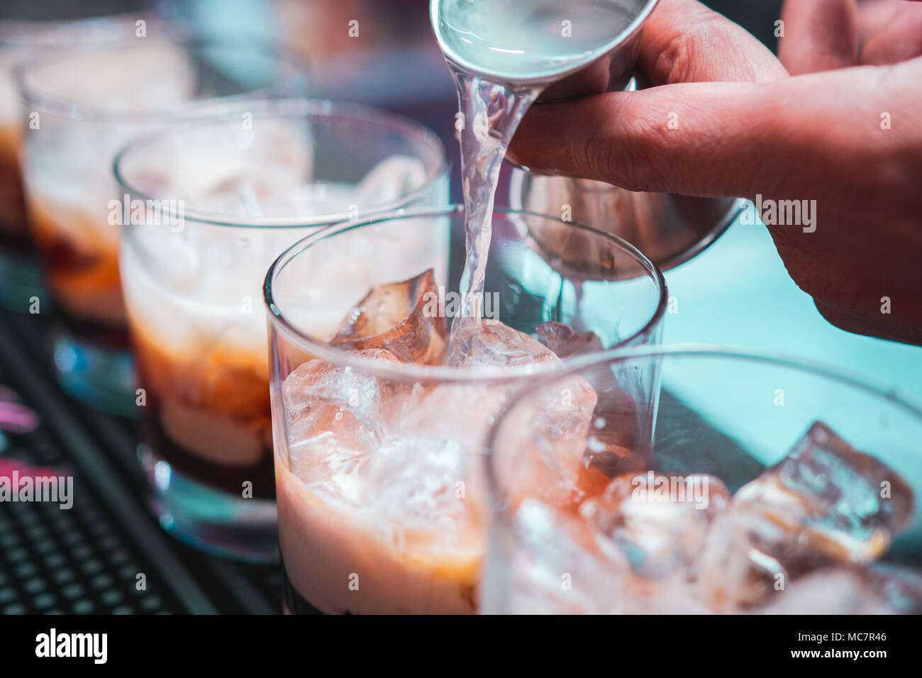 Servant des boissons avec de la glace Banque D'Images