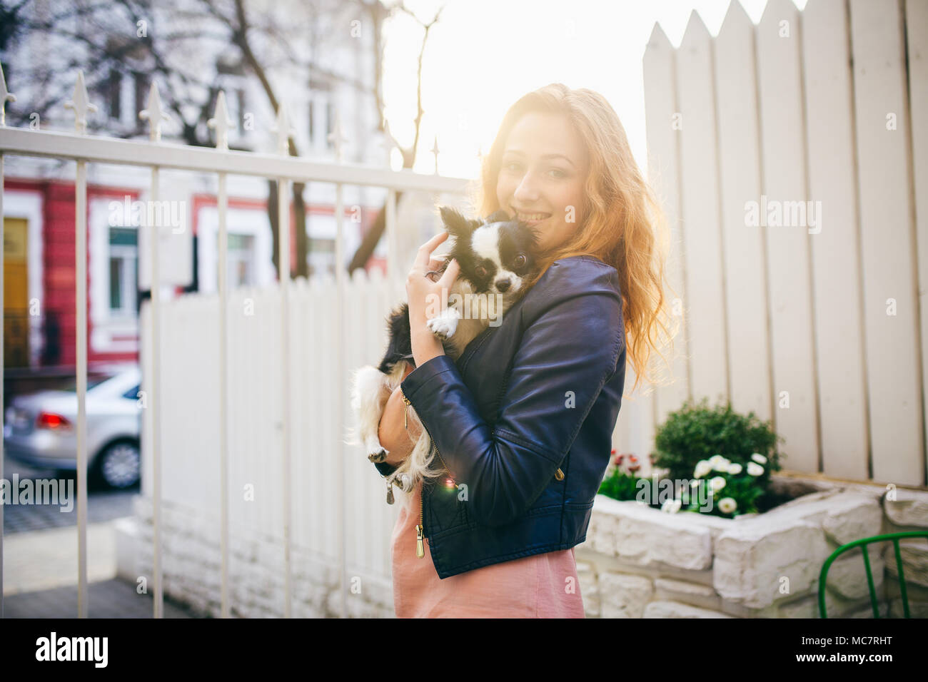Une Jeune Femme De Race Blanche Aux Cheveux Roux Est