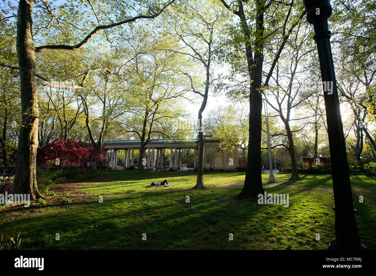 Une femme repose dans l'herbe à Monseigneur McGolrick Park, à Brooklyn, New York, en mai 2013. Banque D'Images
