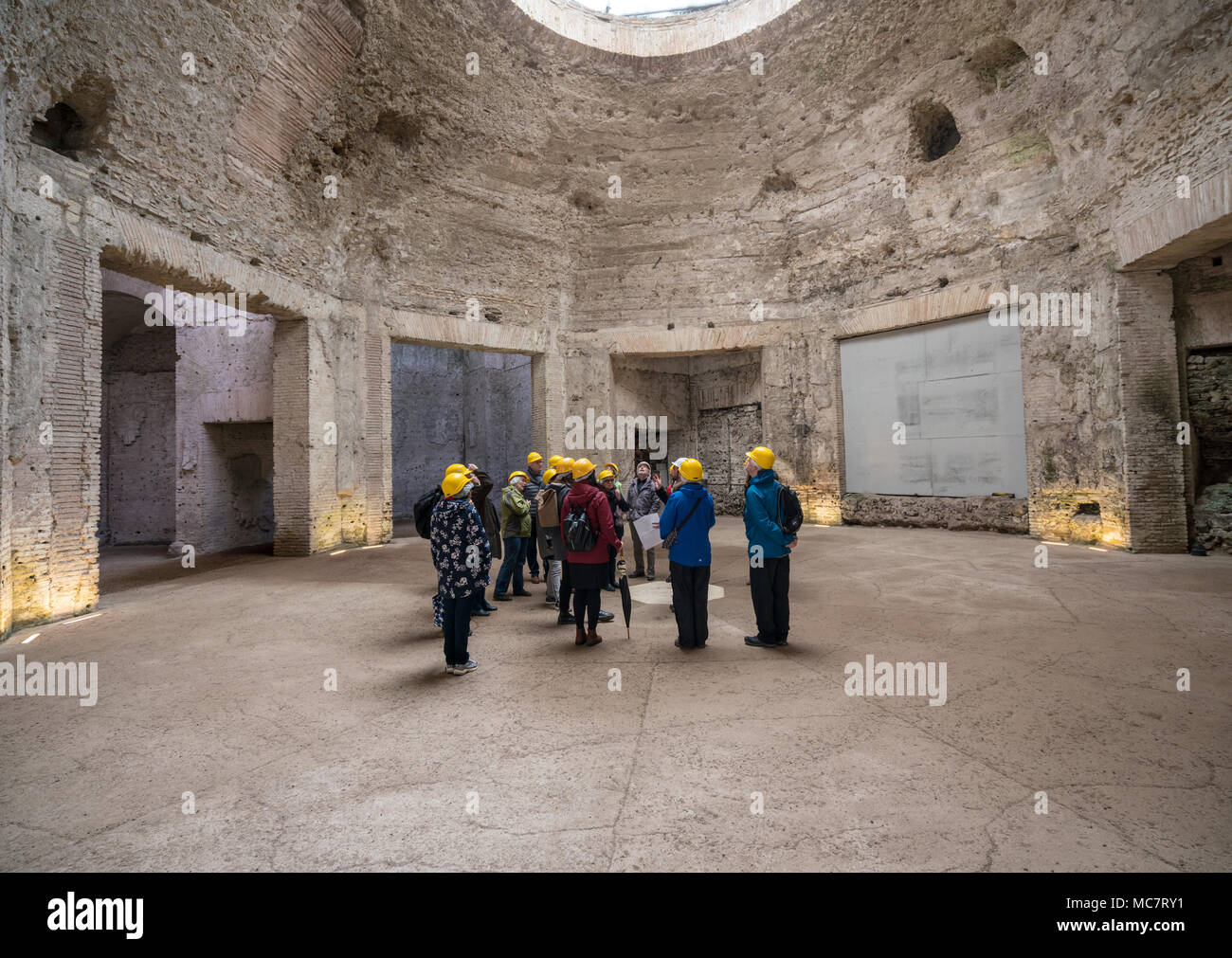 Tour group à l'intérieur de la Domus Aurea à Rome Banque D'Images