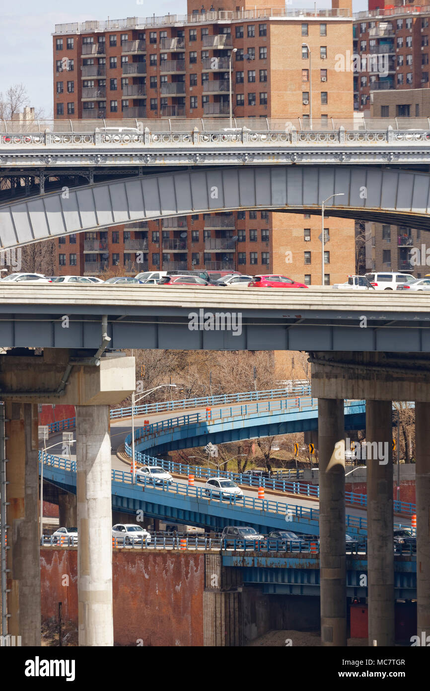 La conception des routes urbaines jonctions montrant, ponts, rampes et le tout dans un environnement encombré dans la ville avec une circulation fluide Banque D'Images