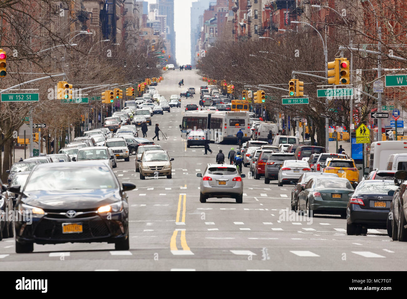 Ce qui semble être une rue sans fin dans une ville générique, montrant le trafic, le transport et la jungle de béton. A été tourné à NEW YORK Banque D'Images