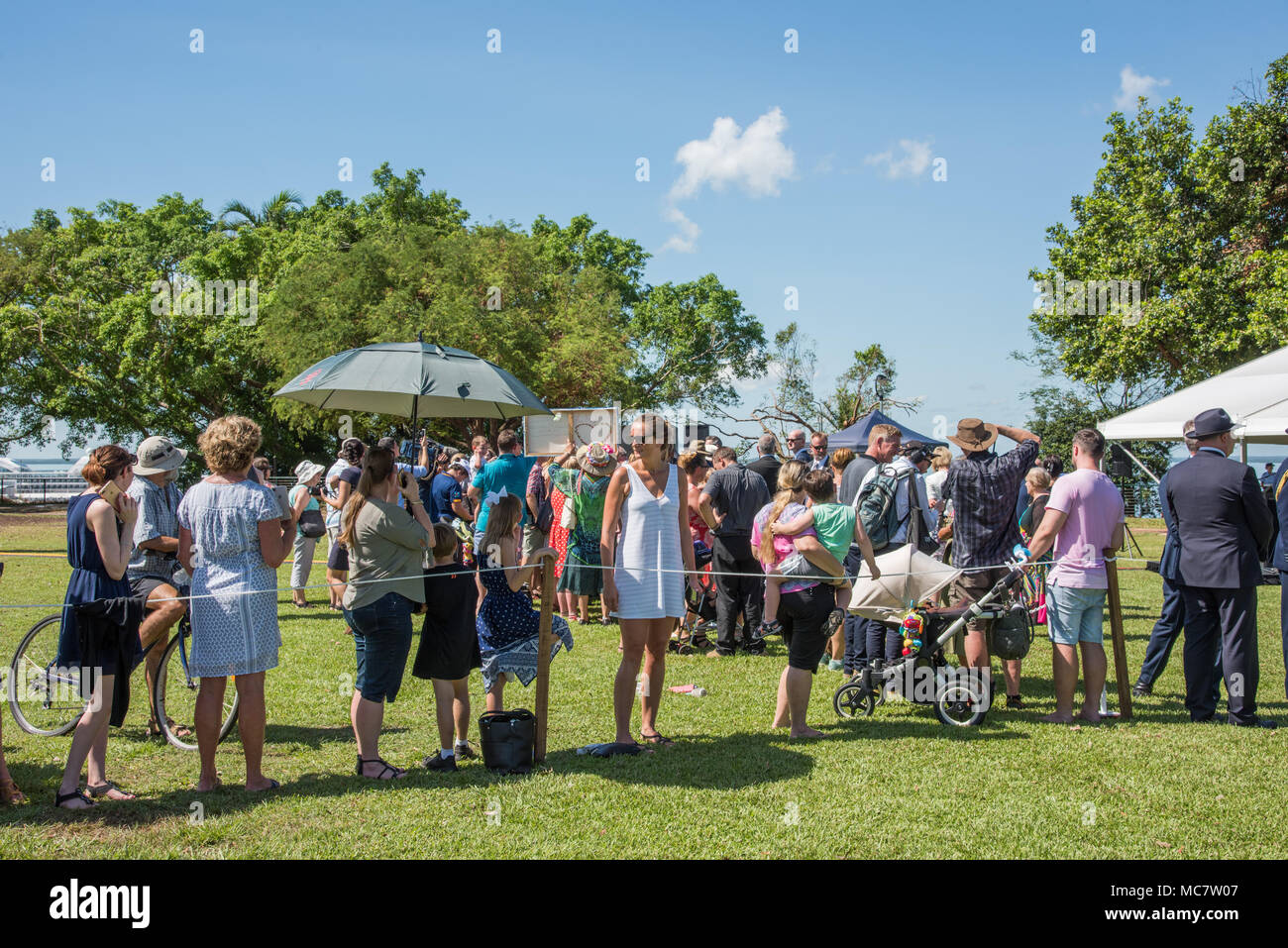 Australia-April,Darwin NT,10,2018 : Grand groupe de personnes attendant de rencontrer le prince Charles au Parc du Bicentenaire de Darwin, Australie Banque D'Images