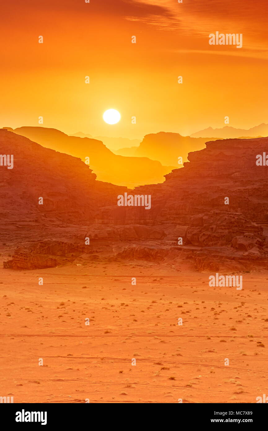 Le désert de Wadi Rum, Jordanie, au coucher du soleil Banque D'Images