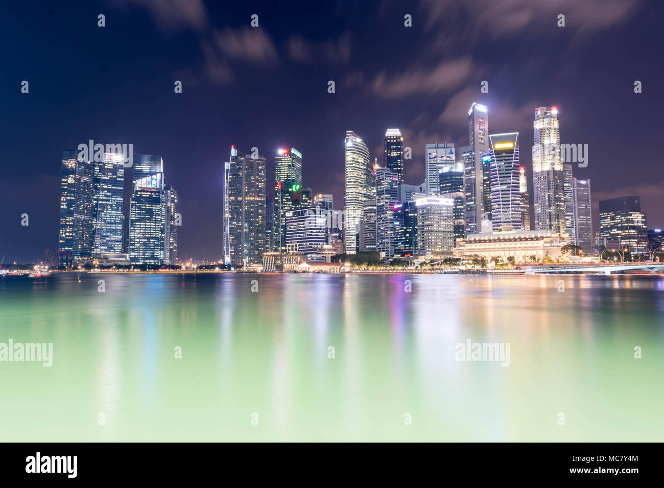 Nuit paysage urbain skyline photo de Singapour quartier central des affaires et centre financier. Une longue exposition photo. Singapour, le 14 avril, 2018 Banque D'Images