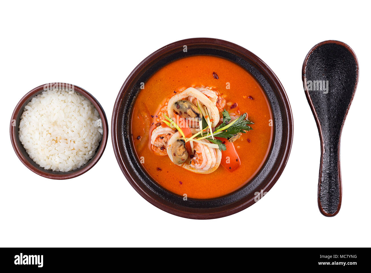 Thai Food Tom Yum Gong. Soupe dans un bol noir isolé sur fond blanc. Soupe avec un grand angle de visualisation. Banque D'Images