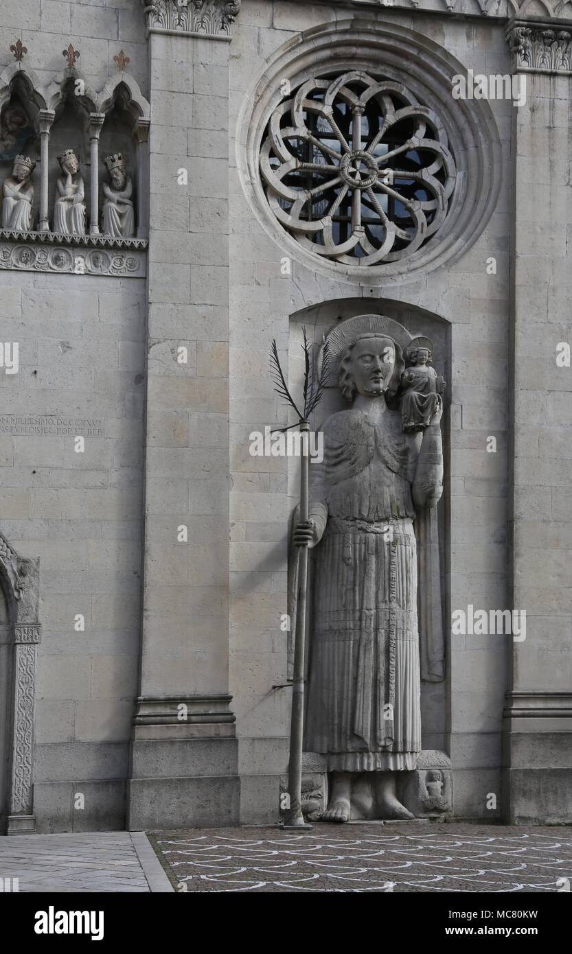 Gemona, UD, Italie - 1 Avril 2018 : statue de Saint Christophe et l'ancienne Cathédrale Banque D'Images