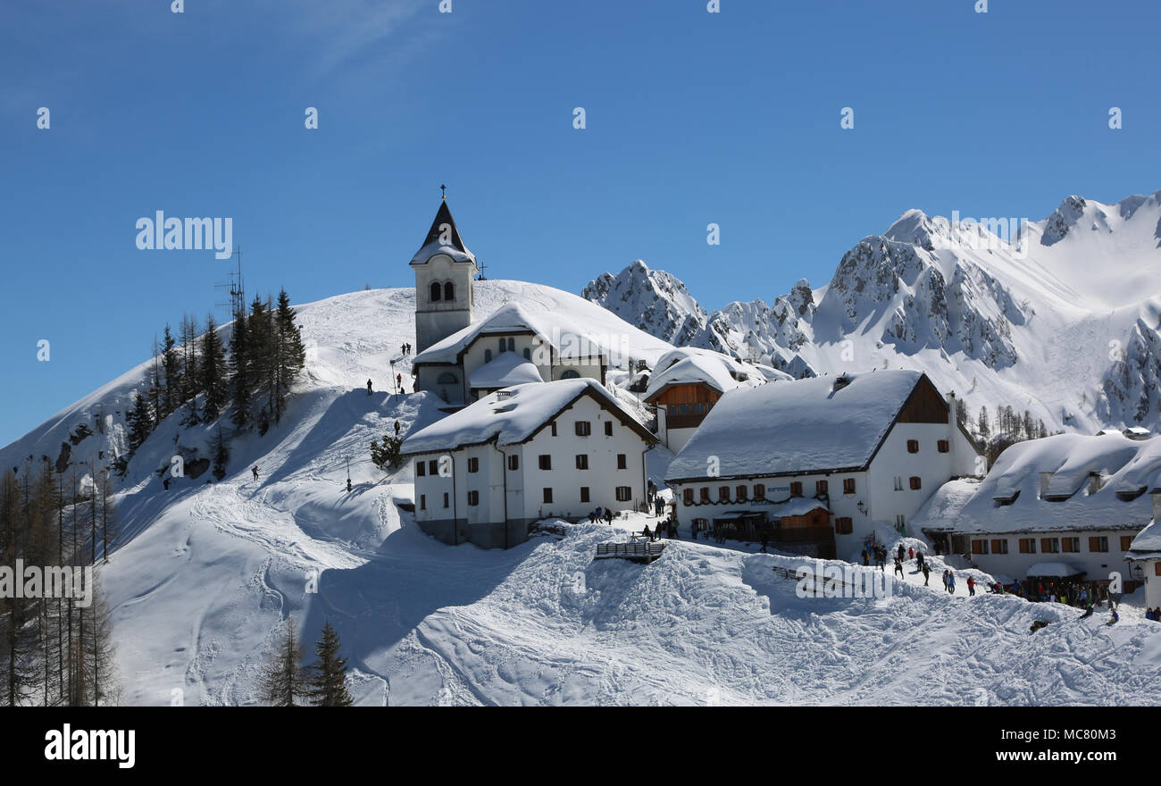 Montagne Lussari, UD, Italie - 1 Avril 2018 : face à l'ancien Sanctuaire et plus de bâtiments avec de la neige Banque D'Images