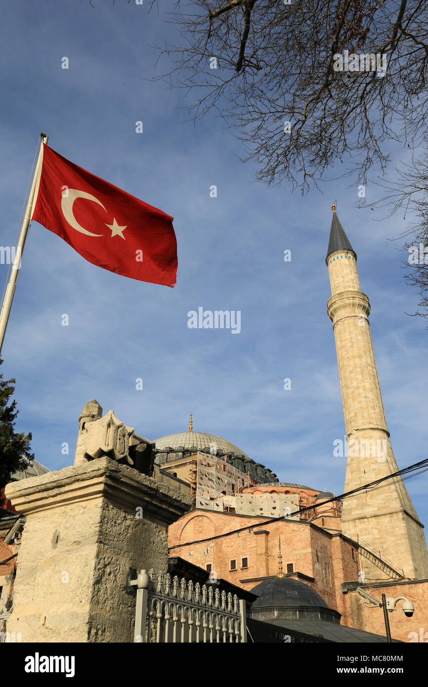 Drapeau turc au vent en face de la basilique Sainte-Sophie à Istanbul, Turquie Banque D'Images