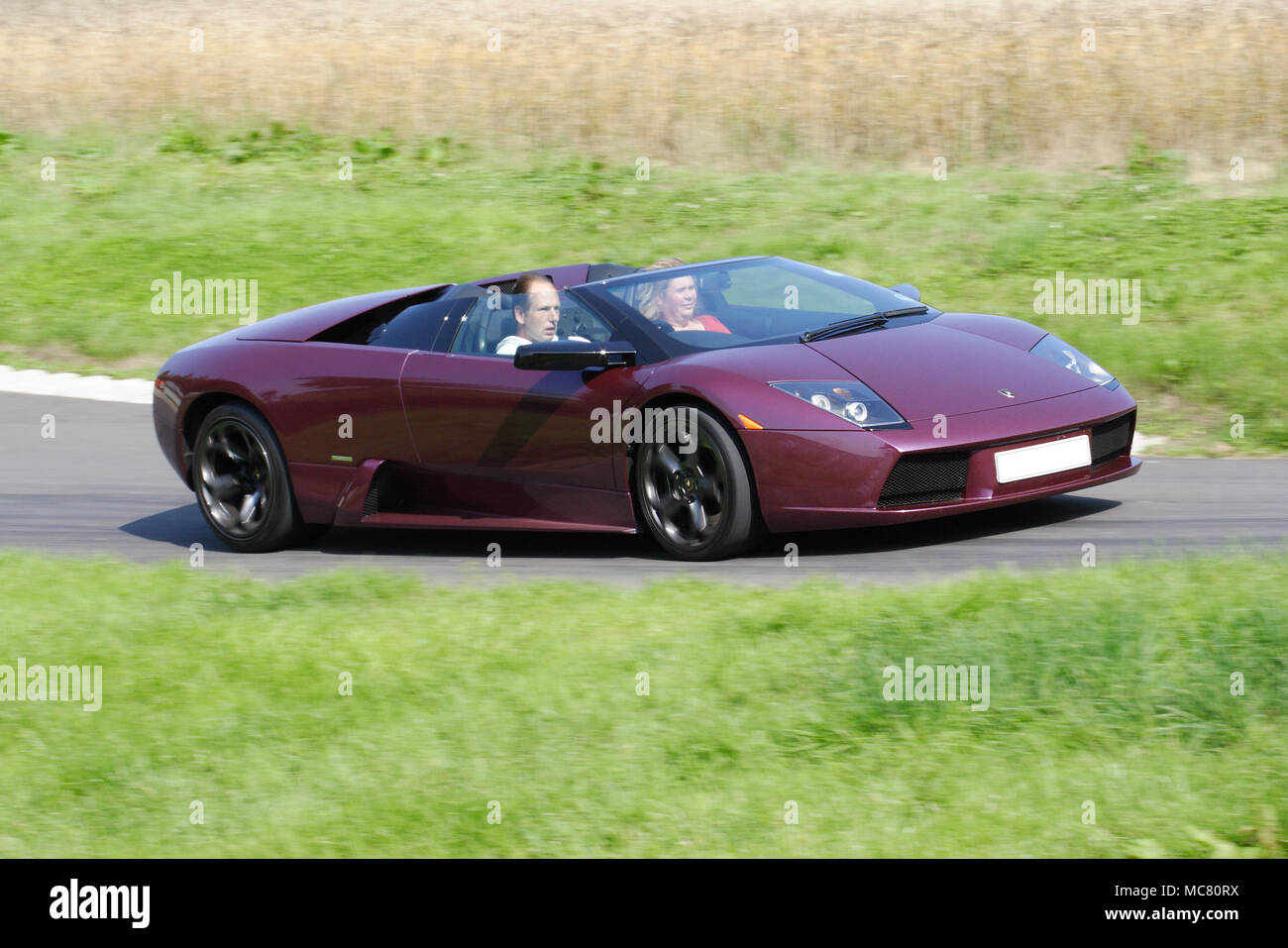 Lamborghini Murciélago r pourpre (open top ou convertibles) conduite rapide. Banque D'Images