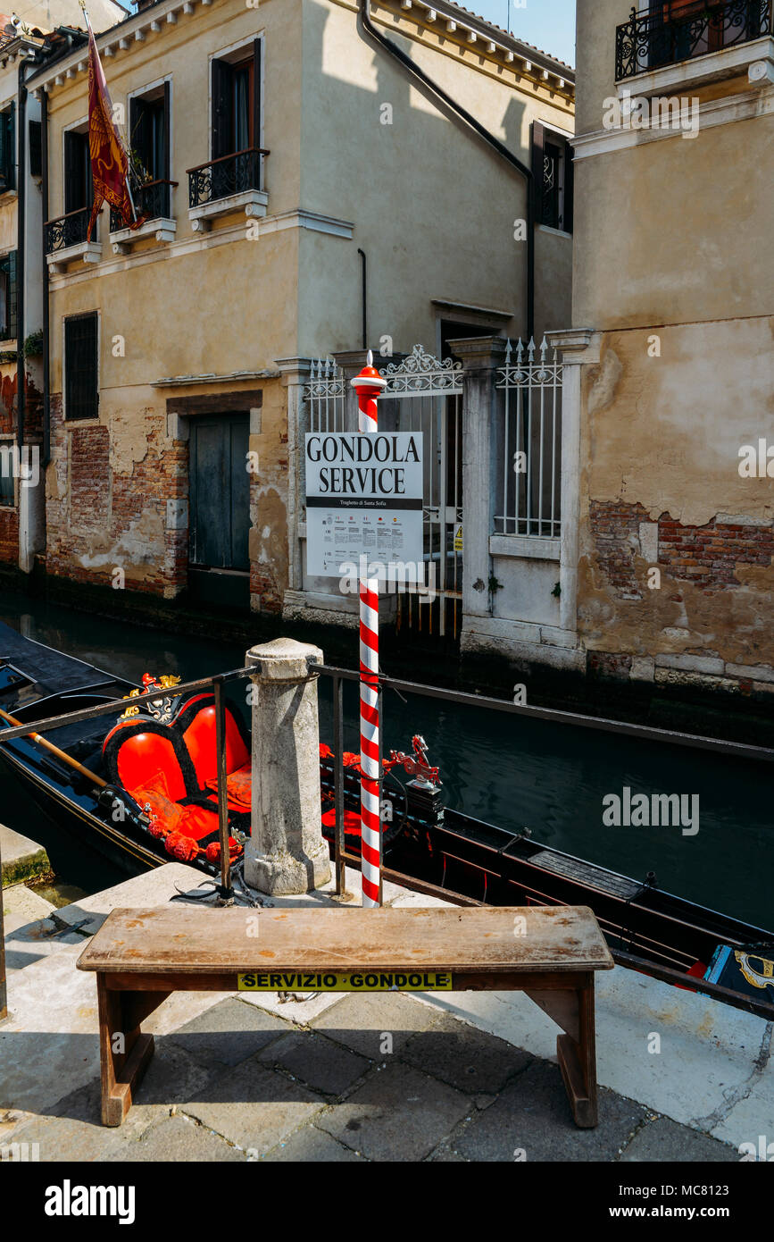 Venise, Italie - 28 mars 2018 : gondole traditionnelle vide sur un canal à Venise Banque D'Images