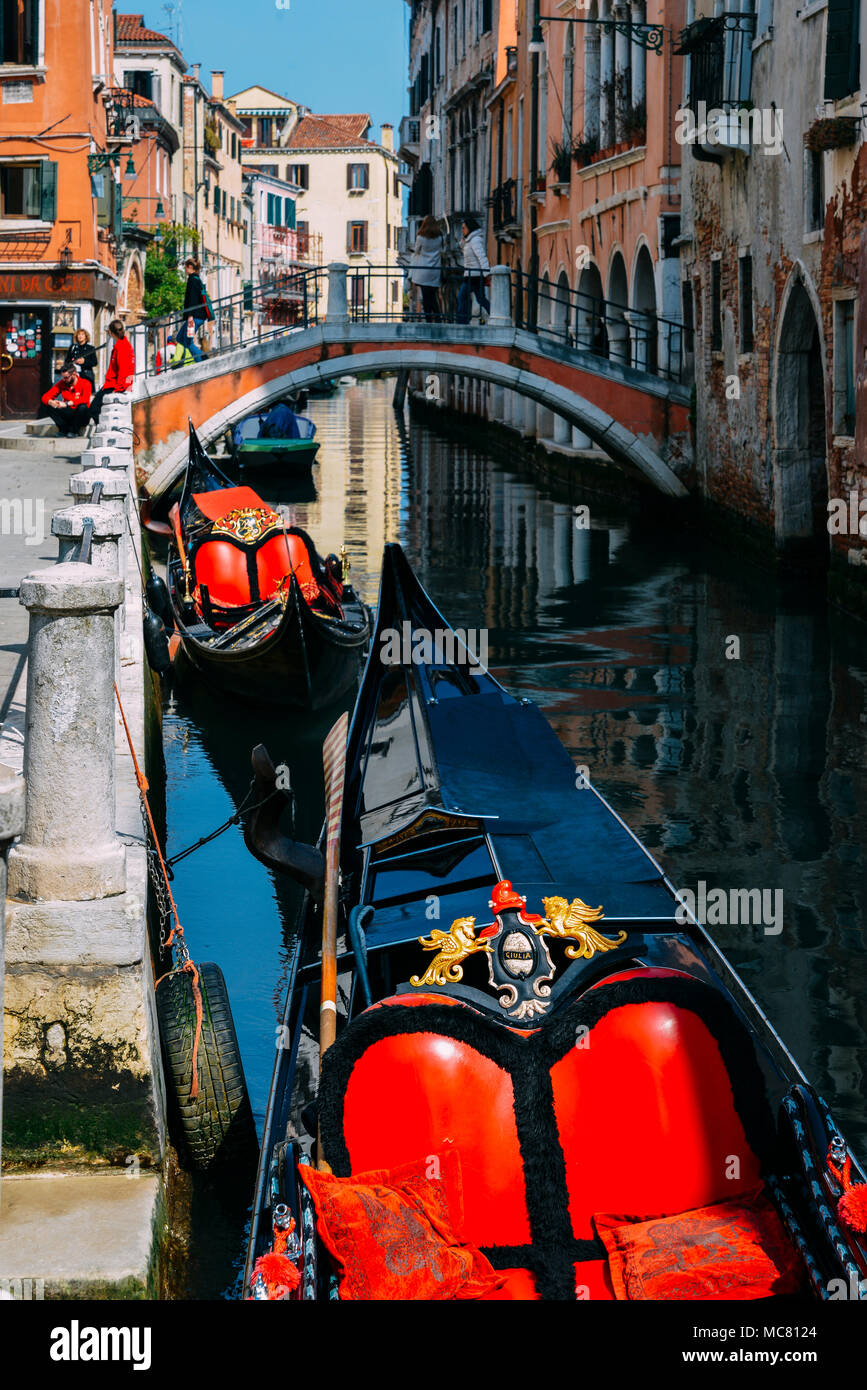 Venise, Italie - 28 mars 2018 : gondole traditionnelle vide sur un canal à Venise Banque D'Images