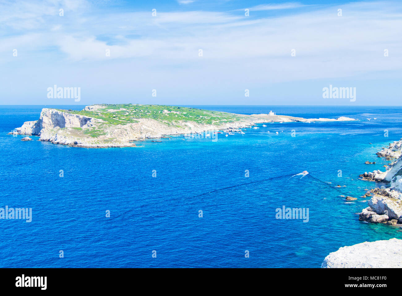 Vue sur les îles Tremiti avec de l'eau bleue, des bateaux et des nuages. Gargano. Puglia, Italie. pour la nature, les voyages et les concepts de vacances Banque D'Images