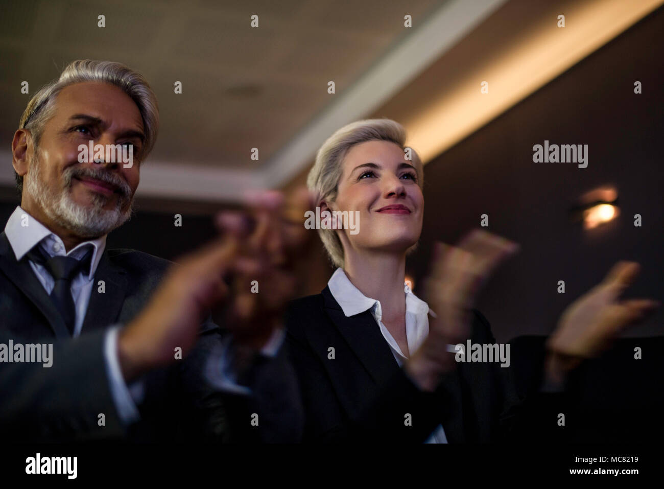 Audience clapping pendant l'exécution Banque D'Images