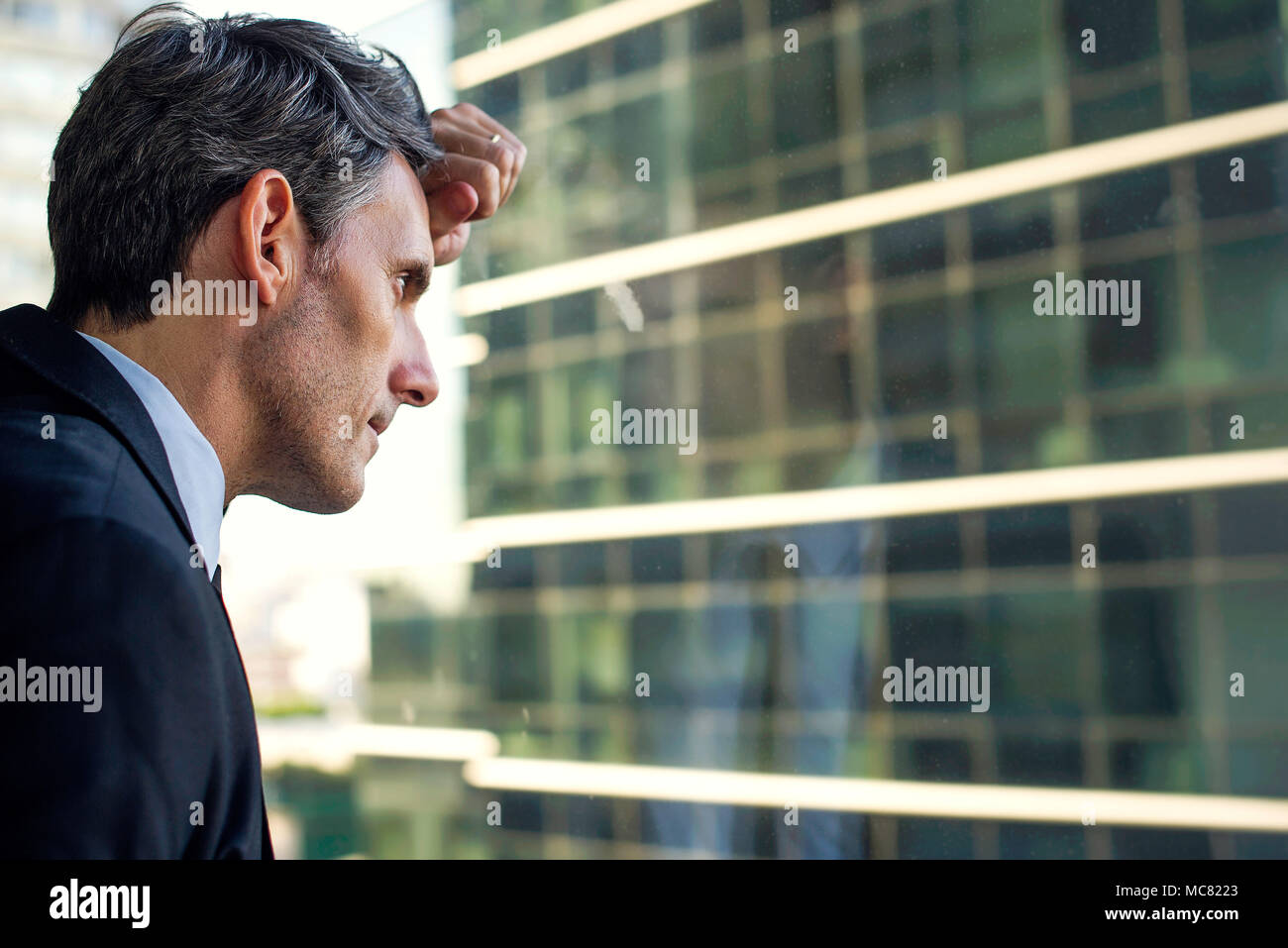 L'homme à la recherche d'une fenêtre dans un bâtiment Banque D'Images